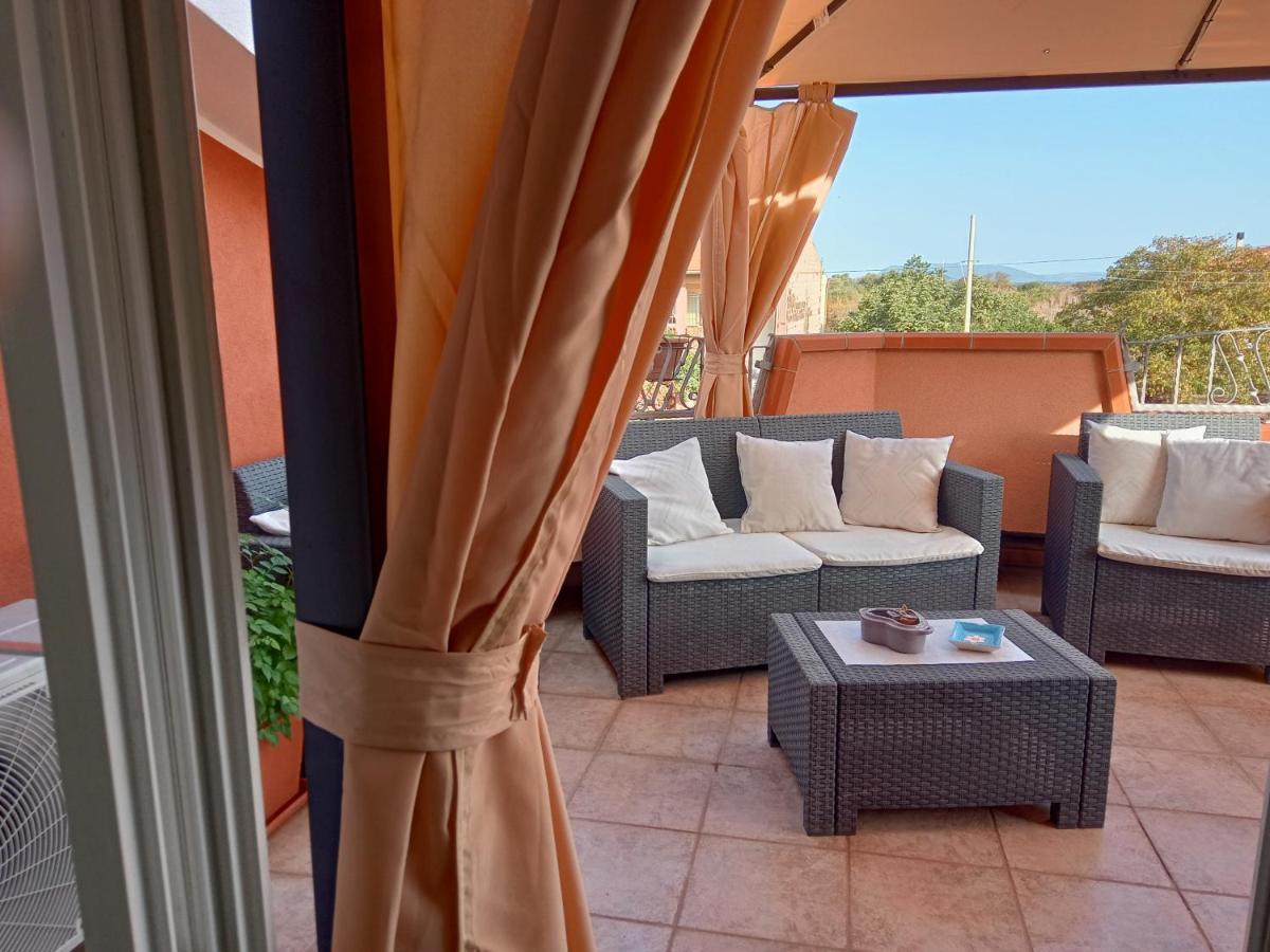 Casa Vacanza Le 2 Isole Suni Экстерьер фото