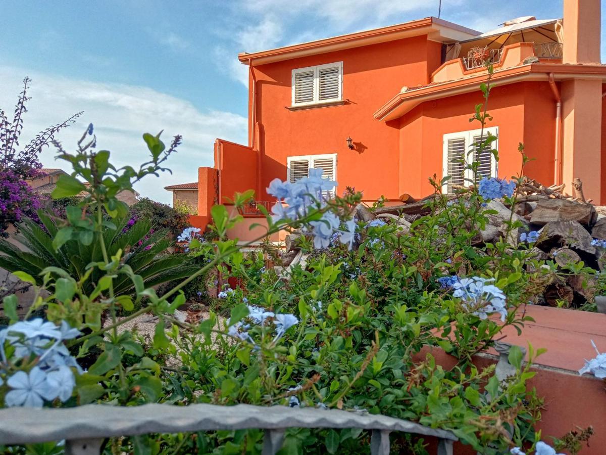 Casa Vacanza Le 2 Isole Suni Экстерьер фото